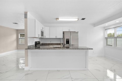 House in Tampa, Florida 3 bedrooms, 143.35 sq.m. № 1853621 - photo 7