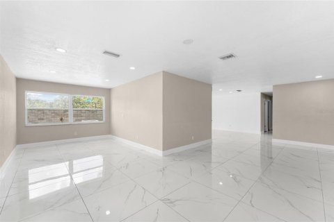 House in Tampa, Florida 3 bedrooms, 143.35 sq.m. № 1853621 - photo 15