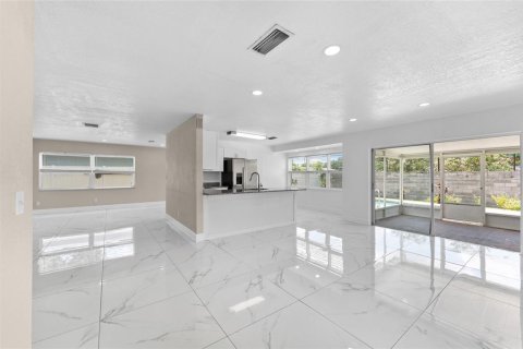 House in Tampa, Florida 3 bedrooms, 143.35 sq.m. № 1853621 - photo 4