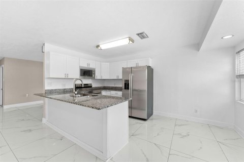 House in Tampa, Florida 3 bedrooms, 143.35 sq.m. № 1853621 - photo 8
