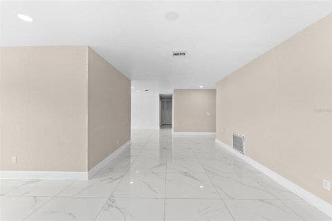House in Tampa, Florida 3 bedrooms, 143.35 sq.m. № 1853621 - photo 19