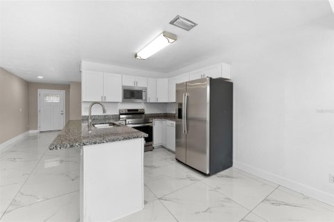 House in Tampa, Florida 3 bedrooms, 143.35 sq.m. № 1853621 - photo 13
