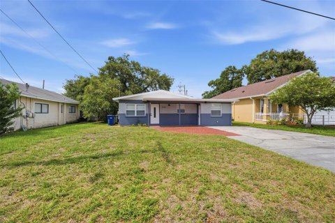 House in Tampa, Florida 4 bedrooms, 155.89 sq.m. № 2217127 - photo 2