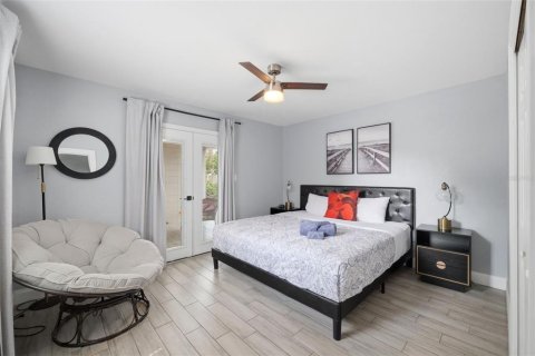 House in Tampa, Florida 4 bedrooms, 155.89 sq.m. № 2217127 - photo 20