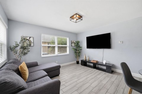 House in Tampa, Florida 4 bedrooms, 155.89 sq.m. № 2217127 - photo 6