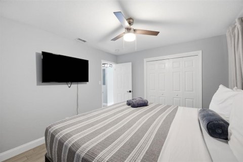 House in Tampa, Florida 4 bedrooms, 155.89 sq.m. № 2217127 - photo 16