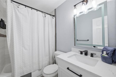 House in Tampa, Florida 4 bedrooms, 155.89 sq.m. № 2217127 - photo 17
