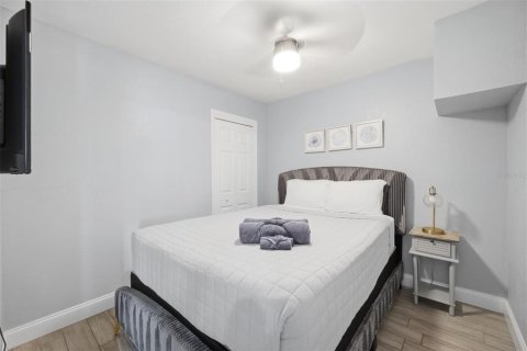 House in Tampa, Florida 4 bedrooms, 155.89 sq.m. № 2217127 - photo 18