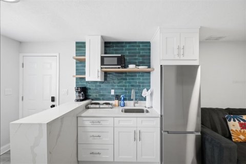 House in Tampa, Florida 4 bedrooms, 155.89 sq.m. № 2217127 - photo 27
