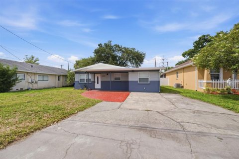 House in Tampa, Florida 4 bedrooms, 155.89 sq.m. № 2217127 - photo 3
