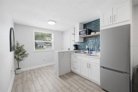 House in Tampa, Florida 4 bedrooms, 155.89 sq.m. № 2217127 - photo 28