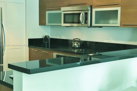 Снять в аренду кондоминиум в Майами, Флорида 1 спальня, 74.88м2, № 1971618 - фото 1