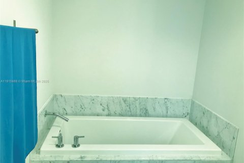 Снять в аренду кондоминиум в Майами, Флорида 1 спальня, 74.88м2, № 1971618 - фото 10