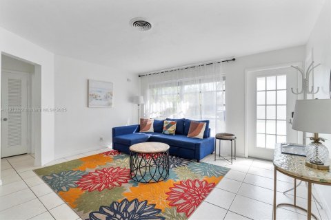 Casa en venta en Oakland Park, Florida, 2 dormitorios, 89.09 m2 № 2015964 - foto 3