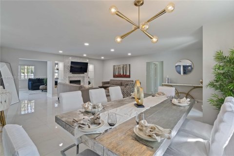 Casa en venta en Hollywood, Florida, 3 dormitorios, 191.47 m2 № 1794090 - foto 1