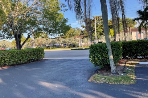 Apartamento en alquiler en Coral Springs, Florida, 2 dormitorios, 680.79 m2 № 2250519 - foto 8