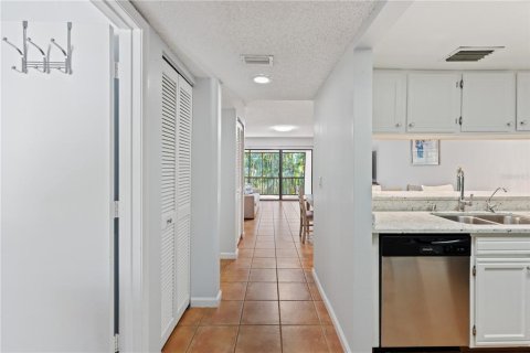 Condo in Sarasota, Florida, 2 bedrooms № 2202069 - photo 10