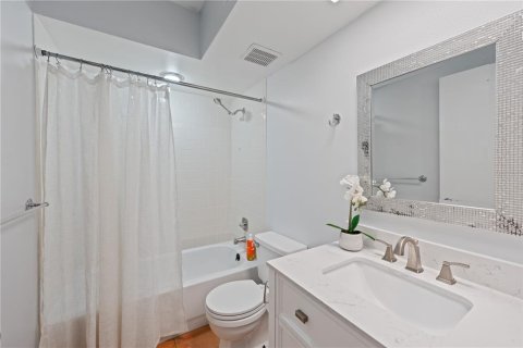 Condo in Sarasota, Florida, 2 bedrooms № 2202069 - photo 9