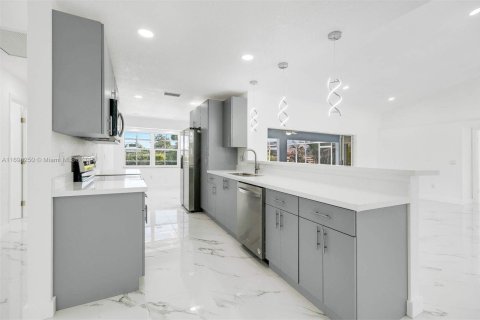 House in Port Charlotte, Florida 3 bedrooms, 185.53 sq.m. № 1811765 - photo 15