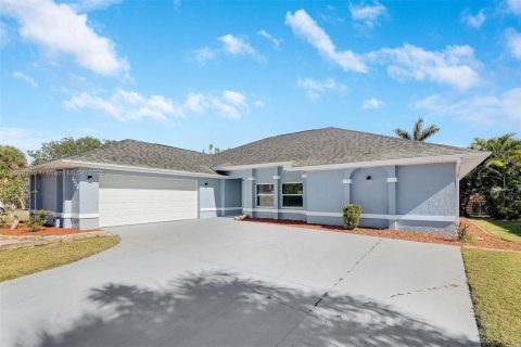 House in Port Charlotte, Florida 3 bedrooms, 185.53 sq.m. № 1811765 - photo 2