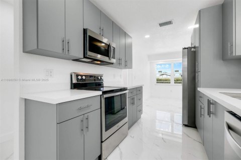 House in Port Charlotte, Florida 3 bedrooms, 185.53 sq.m. № 1811765 - photo 16