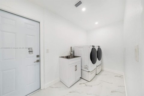 House in Port Charlotte, Florida 3 bedrooms, 185.53 sq.m. № 1811765 - photo 28