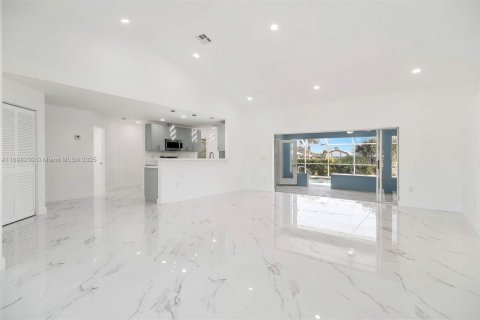 House in Port Charlotte, Florida 3 bedrooms, 185.53 sq.m. № 1811765 - photo 7