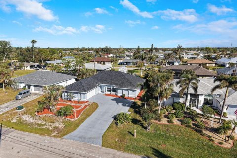 House in Port Charlotte, Florida 3 bedrooms, 185.53 sq.m. № 1811765 - photo 3