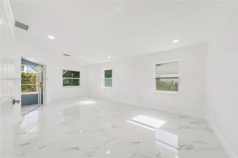 House in Port Charlotte, Florida 3 bedrooms, 185.53 sq.m. № 1811765 - photo 18