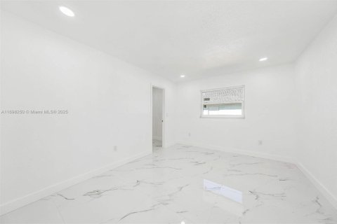 House in Port Charlotte, Florida 3 bedrooms, 185.53 sq.m. № 1811765 - photo 25