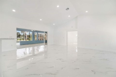 House in Port Charlotte, Florida 3 bedrooms, 185.53 sq.m. № 1811765 - photo 11