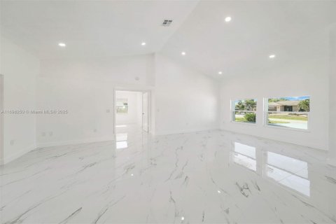 House in Port Charlotte, Florida 3 bedrooms, 185.53 sq.m. № 1811765 - photo 9
