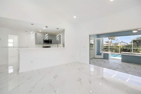House in Port Charlotte, Florida 3 bedrooms, 185.53 sq.m. № 1811765 - photo 8