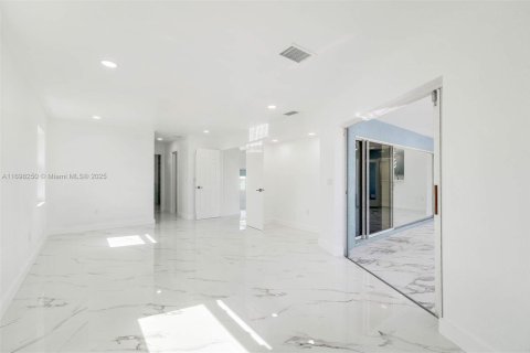 House in Port Charlotte, Florida 3 bedrooms, 185.53 sq.m. № 1811765 - photo 20