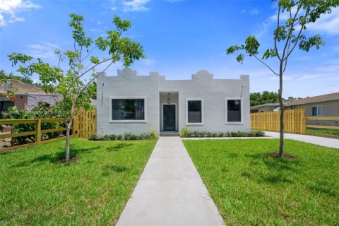 House in West Palm Beach, Florida 4 bedrooms, 137.5 sq.m. № 1485251 - photo 1