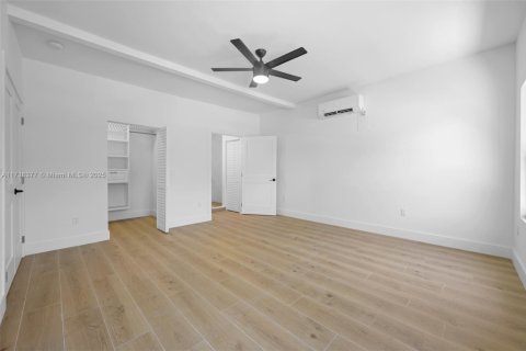 House in West Palm Beach, Florida 4 bedrooms, 137.5 sq.m. № 1485251 - photo 13