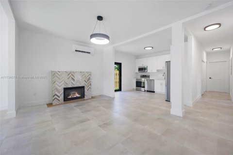 House in West Palm Beach, Florida 4 bedrooms, 137.5 sq.m. № 1485251 - photo 2