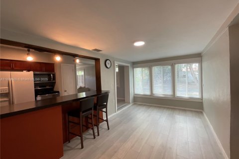 House in North Miami, Florida 3 bedrooms, 111.48 sq.m. № 1921259 - photo 16