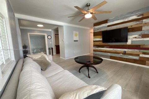 House in North Miami, Florida 3 bedrooms, 111.48 sq.m. № 1921259 - photo 3