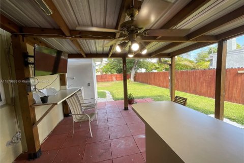 House in North Miami, Florida 3 bedrooms, 111.48 sq.m. № 1921259 - photo 17