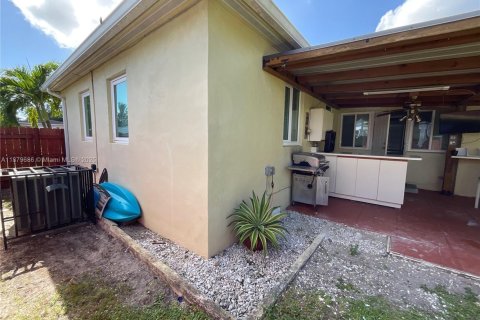 House in North Miami, Florida 3 bedrooms, 111.48 sq.m. № 1921259 - photo 18