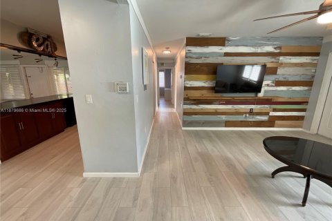 House in North Miami, Florida 3 bedrooms, 111.48 sq.m. № 1921259 - photo 11