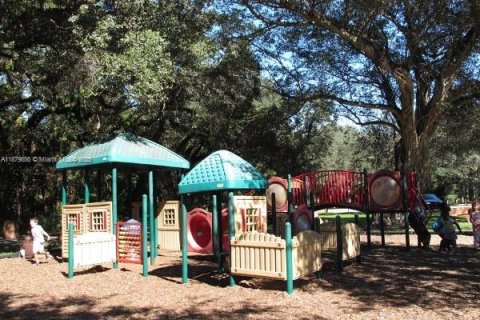 House in North Miami, Florida 3 bedrooms, 111.48 sq.m. № 1921259 - photo 25