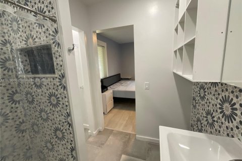 House in North Miami, Florida 3 bedrooms, 111.48 sq.m. № 1921259 - photo 10