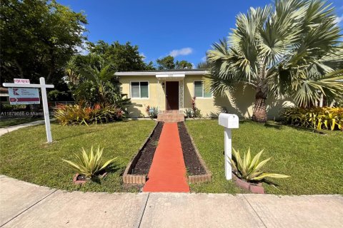 House in North Miami, Florida 3 bedrooms, 111.48 sq.m. № 1921259 - photo 2