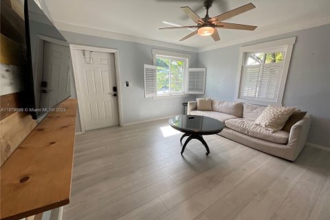 House in North Miami, Florida 3 bedrooms, 111.48 sq.m. № 1921259 - photo 4