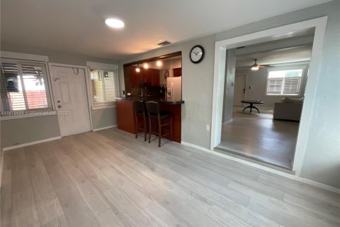 House in North Miami, Florida 3 bedrooms, 111.48 sq.m. № 1921259 - photo 15