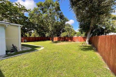 House in North Miami, Florida 3 bedrooms, 111.48 sq.m. № 1921259 - photo 19