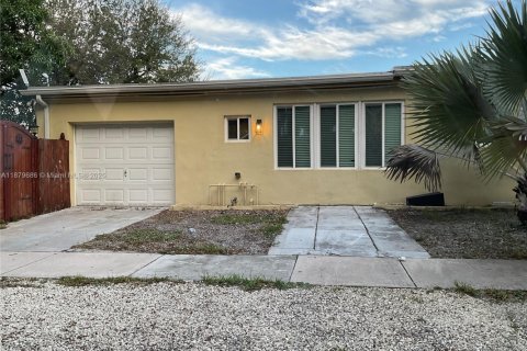 House in North Miami, Florida 3 bedrooms, 111.48 sq.m. № 1921259 - photo 28
