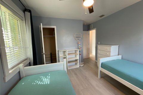 House in North Miami, Florida 3 bedrooms, 111.48 sq.m. № 1921259 - photo 7